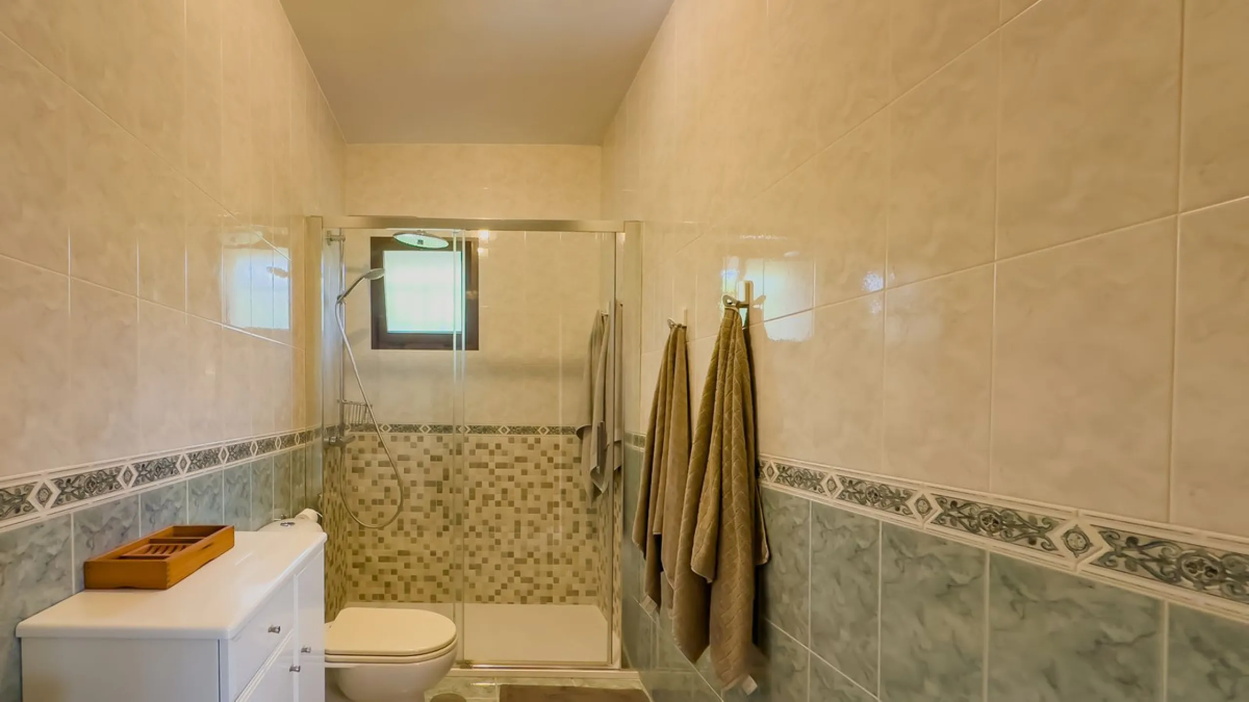 Charming detached house on a large plot with beautiful views, located in the quiet urbanization of Fuente Amarga (Almogía). The house is just a 15-minute drive from a village with all amenities, including shops, restaurants, banks, doctors, and schools.