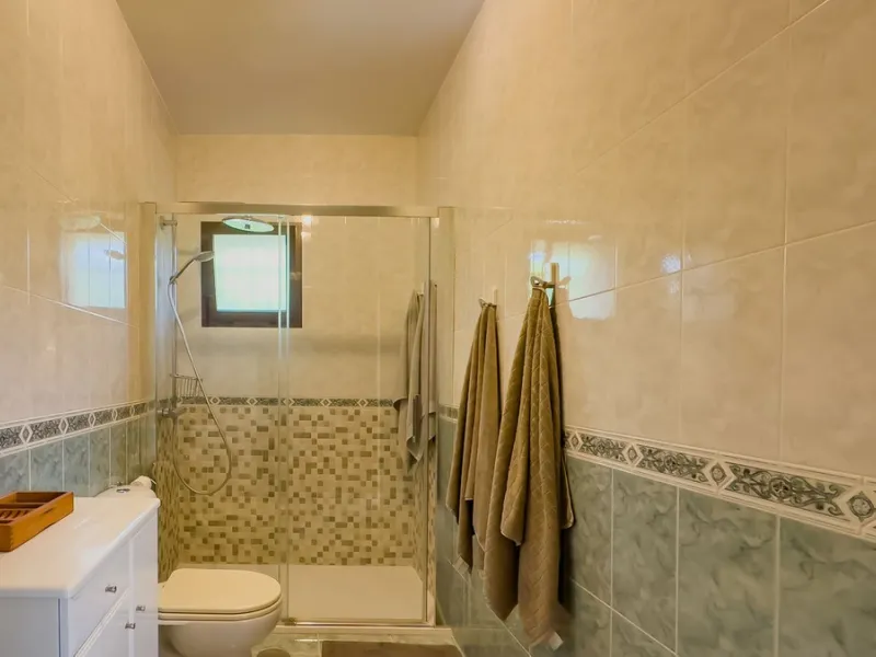 Charming detached house on a large plot with beautiful views, located in the quiet urbanization of Fuente Amarga (Almogía). The house is just a 15-minute drive from a village with all amenities, including shops, restaurants, banks, doctors, and schools.