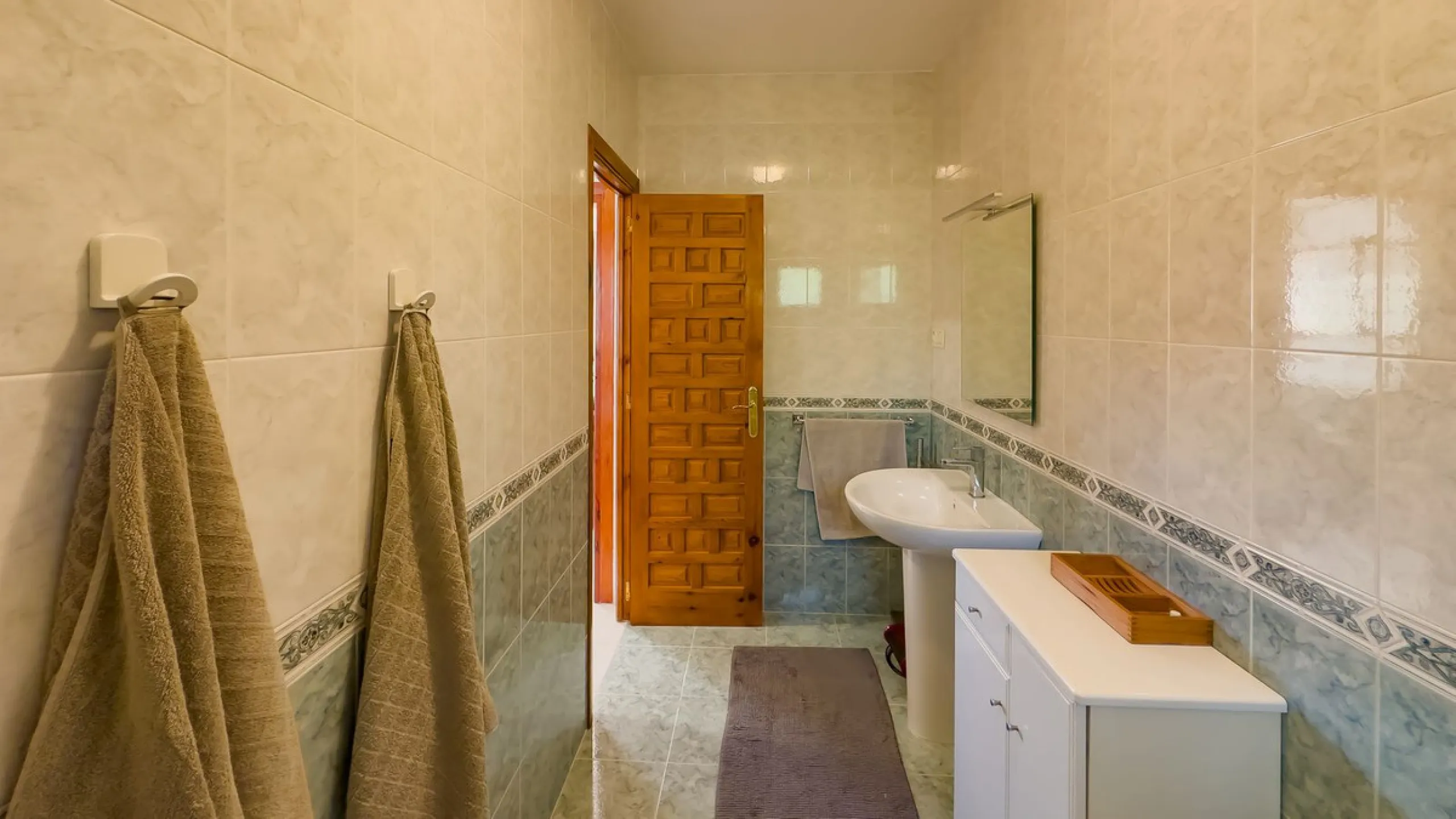 Charming detached house on a large plot with beautiful views, located in the quiet urbanization of Fuente Amarga (Almogía). The house is just a 15-minute drive from a village with all amenities, including shops, restaurants, banks, doctors, and schools.