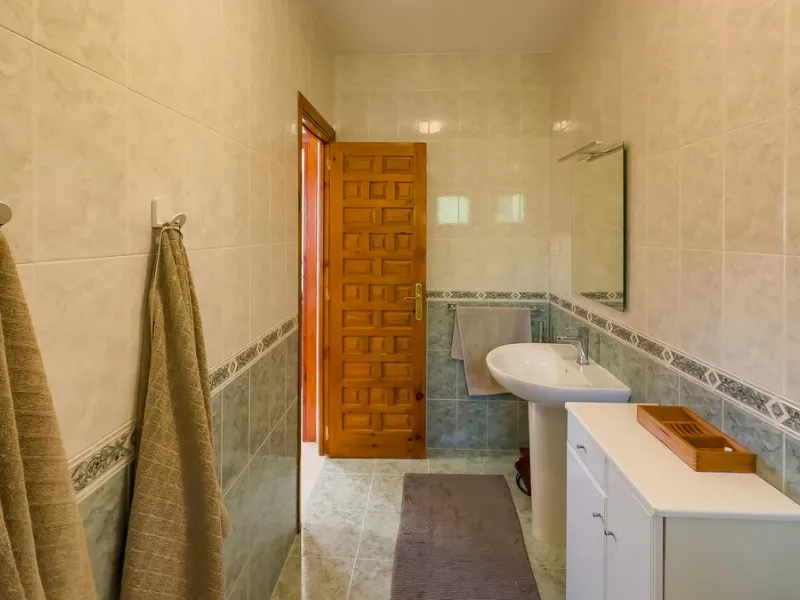 Charming detached house on a large plot with beautiful views, located in the quiet urbanization of Fuente Amarga (Almogía). The house is just a 15-minute drive from a village with all amenities, including shops, restaurants, banks, doctors, and schools.