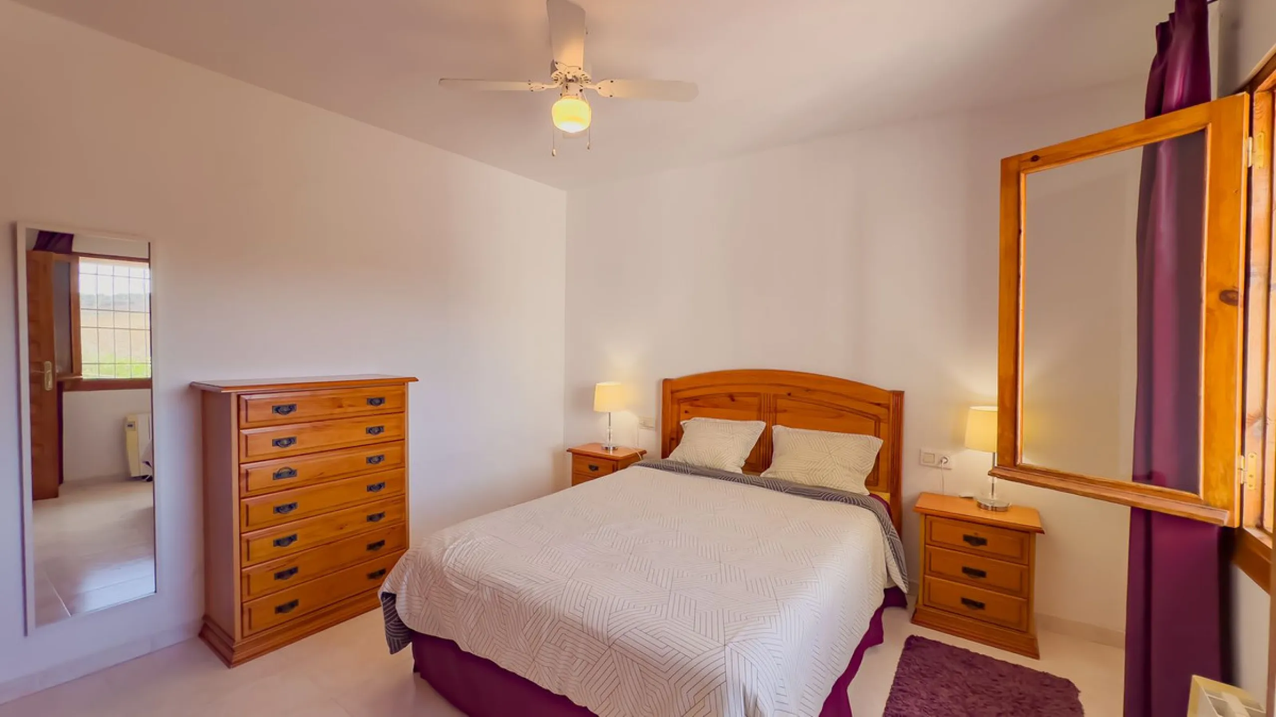 Charming detached house on a large plot with beautiful views, located in the quiet urbanization of Fuente Amarga (Almogía). The house is just a 15-minute drive from a village with all amenities, including shops, restaurants, banks, doctors, and schools.