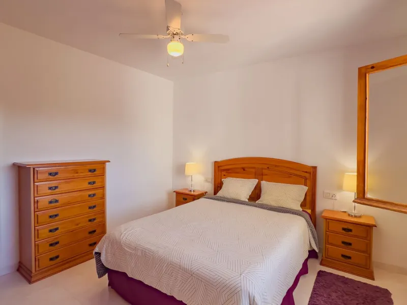Charming detached house on a large plot with beautiful views, located in the quiet urbanization of Fuente Amarga (Almogía). The house is just a 15-minute drive from a village with all amenities, including shops, restaurants, banks, doctors, and schools.