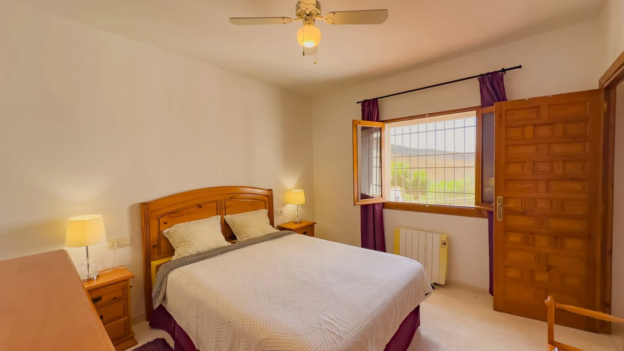 Charming detached house on a large plot with beautiful views, located in the quiet urbanization of Fuente Amarga (Almogía). The house is just a 15-minute drive from a village with all amenities, including shops, restaurants, banks, doctors, and schools.