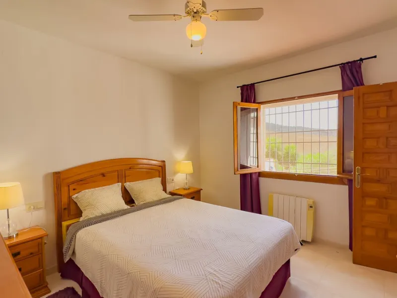Charming detached house on a large plot with beautiful views, located in the quiet urbanization of Fuente Amarga (Almogía). The house is just a 15-minute drive from a village with all amenities, including shops, restaurants, banks, doctors, and schools.