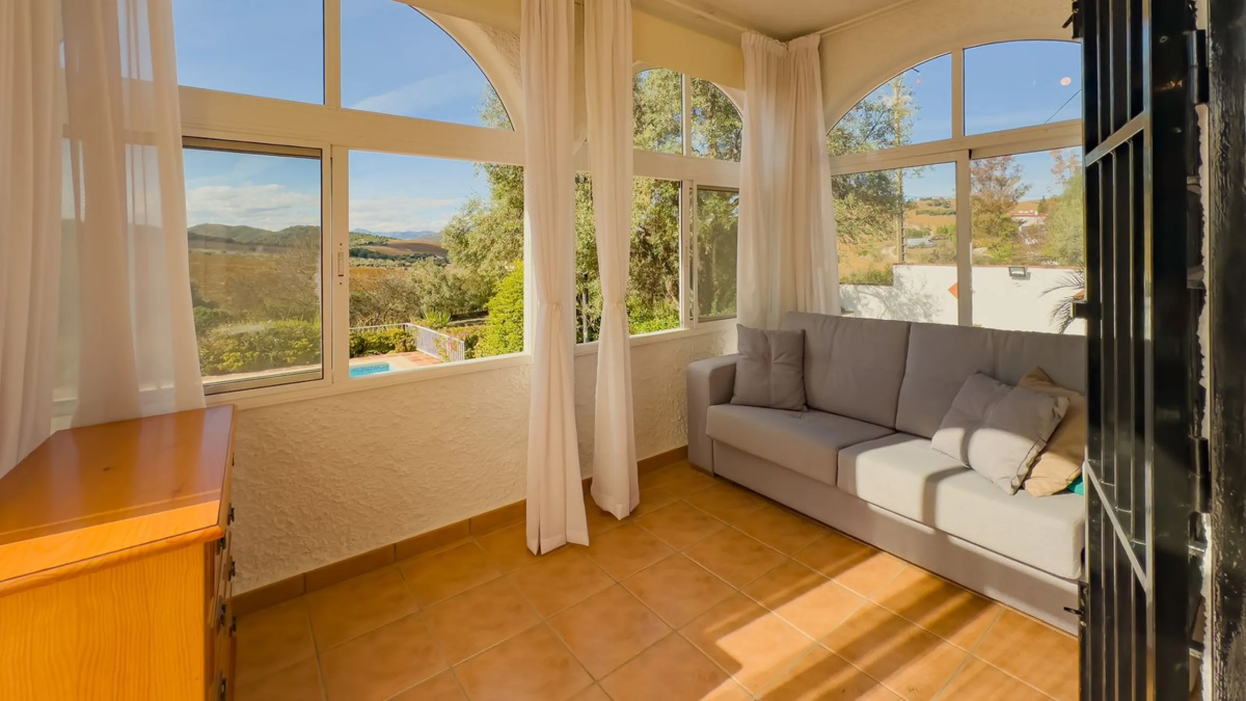Charming detached house on a large plot with beautiful views, located in the quiet urbanization of Fuente Amarga (Almogía). The house is just a 15-minute drive from a village with all amenities, including shops, restaurants, banks, doctors, and schools.