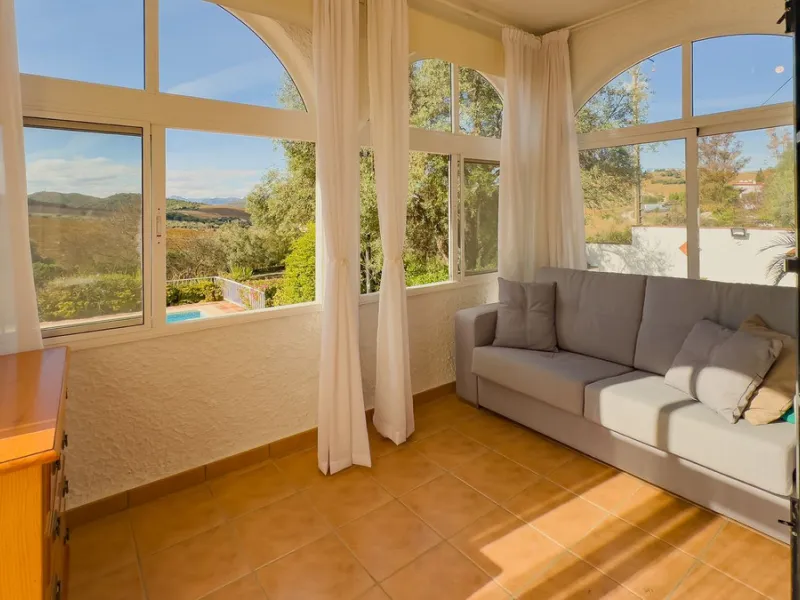 Charming detached house on a large plot with beautiful views, located in the quiet urbanization of Fuente Amarga (Almogía). The house is just a 15-minute drive from a village with all amenities, including shops, restaurants, banks, doctors, and schools.