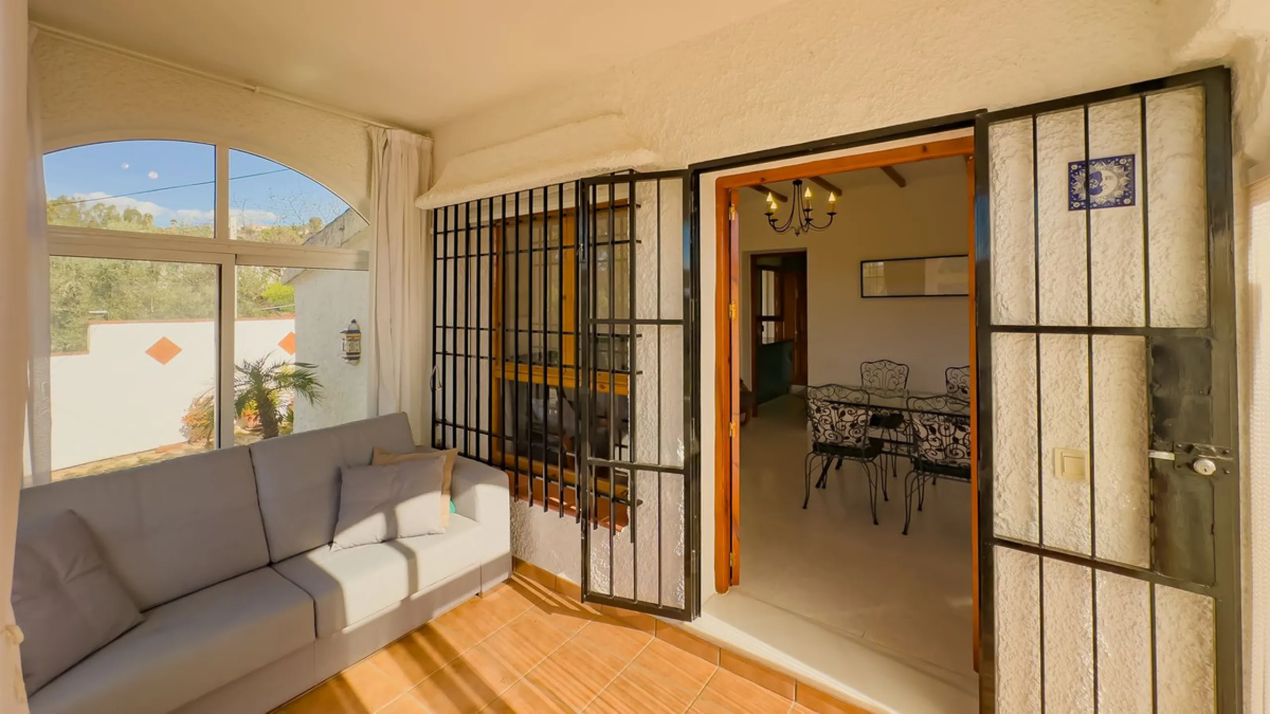 Charming detached house on a large plot with beautiful views, located in the quiet urbanization of Fuente Amarga (Almogía). The house is just a 15-minute drive from a village with all amenities, including shops, restaurants, banks, doctors, and schools.