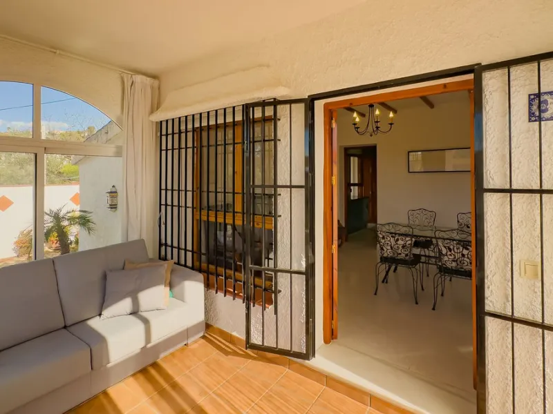 Charming detached house on a large plot with beautiful views, located in the quiet urbanization of Fuente Amarga (Almogía). The house is just a 15-minute drive from a village with all amenities, including shops, restaurants, banks, doctors, and schools.