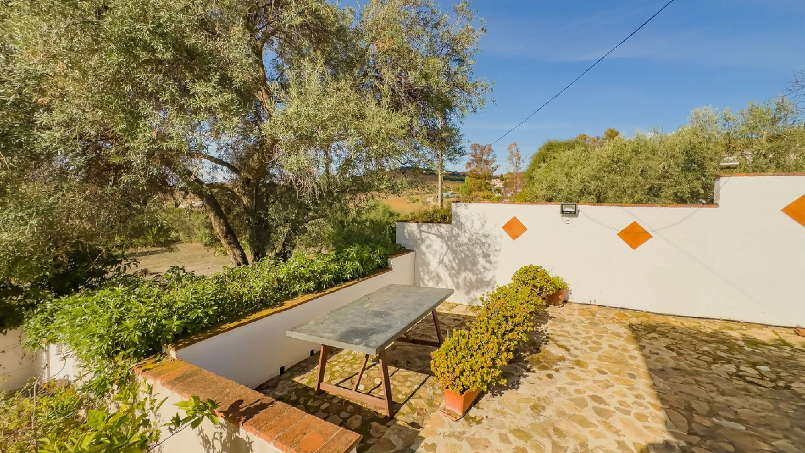 Charming detached house on a large plot with beautiful views, located in the quiet urbanization of Fuente Amarga (Almogía). The house is just a 15-minute drive from a village with all amenities, including shops, restaurants, banks, doctors, and schools.