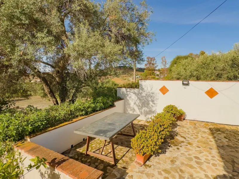 Charming detached house on a large plot with beautiful views, located in the quiet urbanization of Fuente Amarga (Almogía). The house is just a 15-minute drive from a village with all amenities, including shops, restaurants, banks, doctors, and schools.