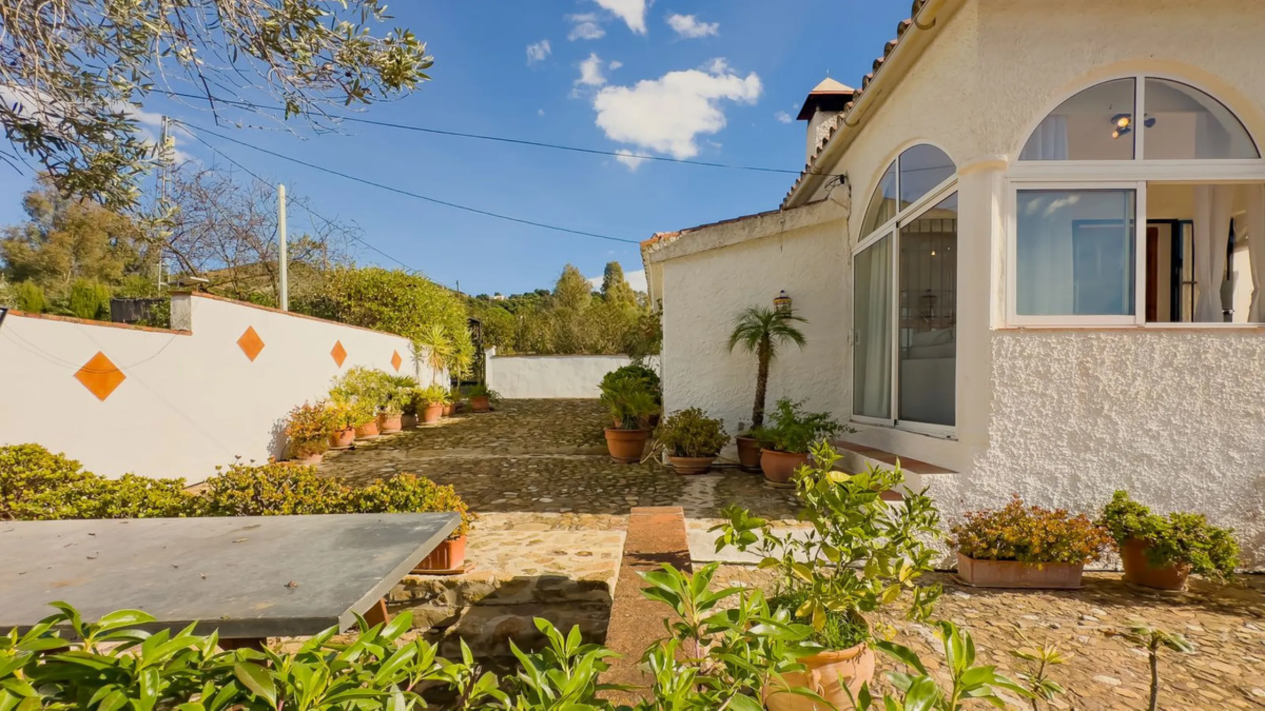 Charming detached house on a large plot with beautiful views, located in the quiet urbanization of Fuente Amarga (Almogía). The house is just a 15-minute drive from a village with all amenities, including shops, restaurants, banks, doctors, and schools.