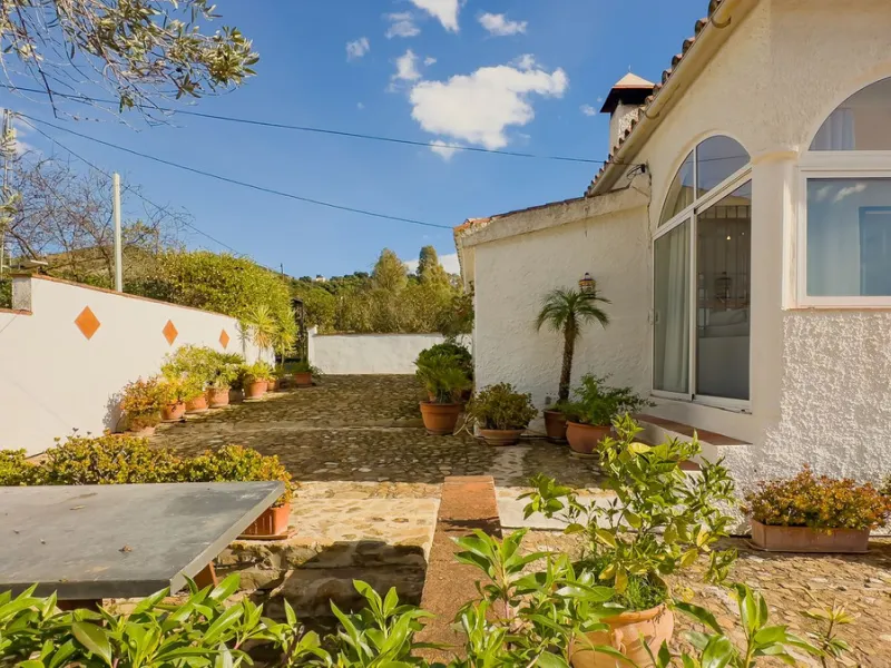 Charming detached house on a large plot with beautiful views, located in the quiet urbanization of Fuente Amarga (Almogía). The house is just a 15-minute drive from a village with all amenities, including shops, restaurants, banks, doctors, and schools.