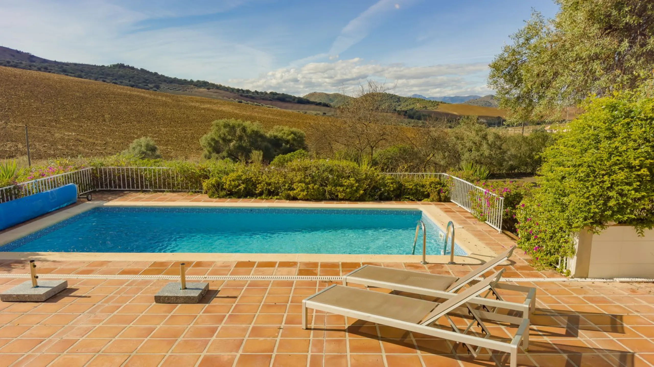 Charming detached house on a large plot with beautiful views, located in the quiet urbanization of Fuente Amarga (Almogía). The house is just a 15-minute drive from a village with all amenities, including shops, restaurants, banks, doctors, and schools.