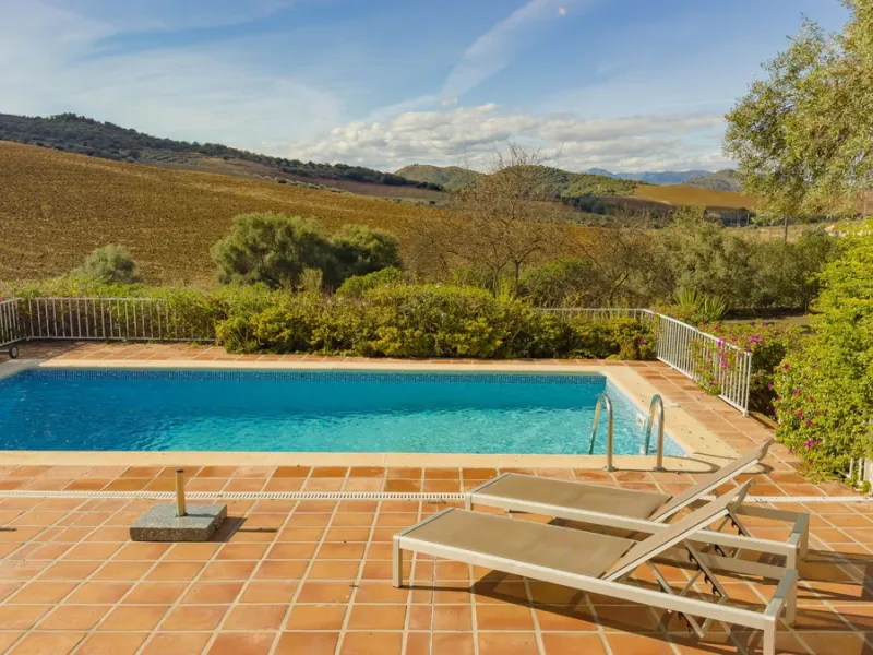 Charming detached house on a large plot with beautiful views, located in the quiet urbanization of Fuente Amarga (Almogía). The house is just a 15-minute drive from a village with all amenities, including shops, restaurants, banks, doctors, and schools.