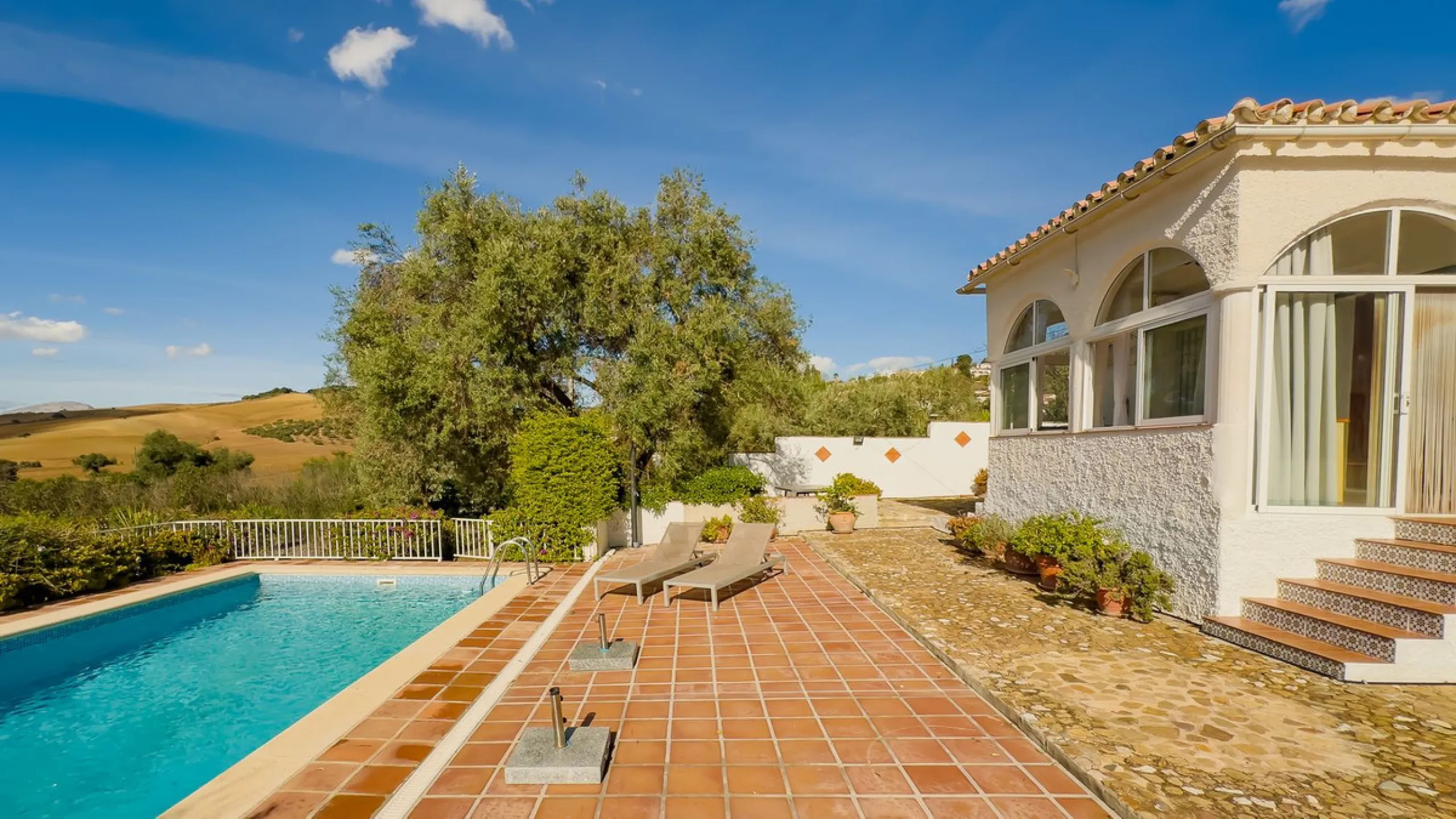 Charming detached house on a large plot with beautiful views, located in the quiet urbanization of Fuente Amarga (Almogía). The house is just a 15-minute drive from a village with all amenities, including shops, restaurants, banks, doctors, and schools.
