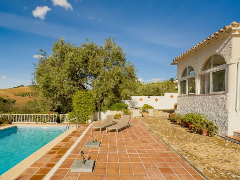 Charming detached house on a large plot with beautiful views, located in the quiet urbanization of Fuente Amarga (Almogía). The house is just a 15-minute drive from a village with all amenities, including shops, restaurants, banks, doctors, and schools.