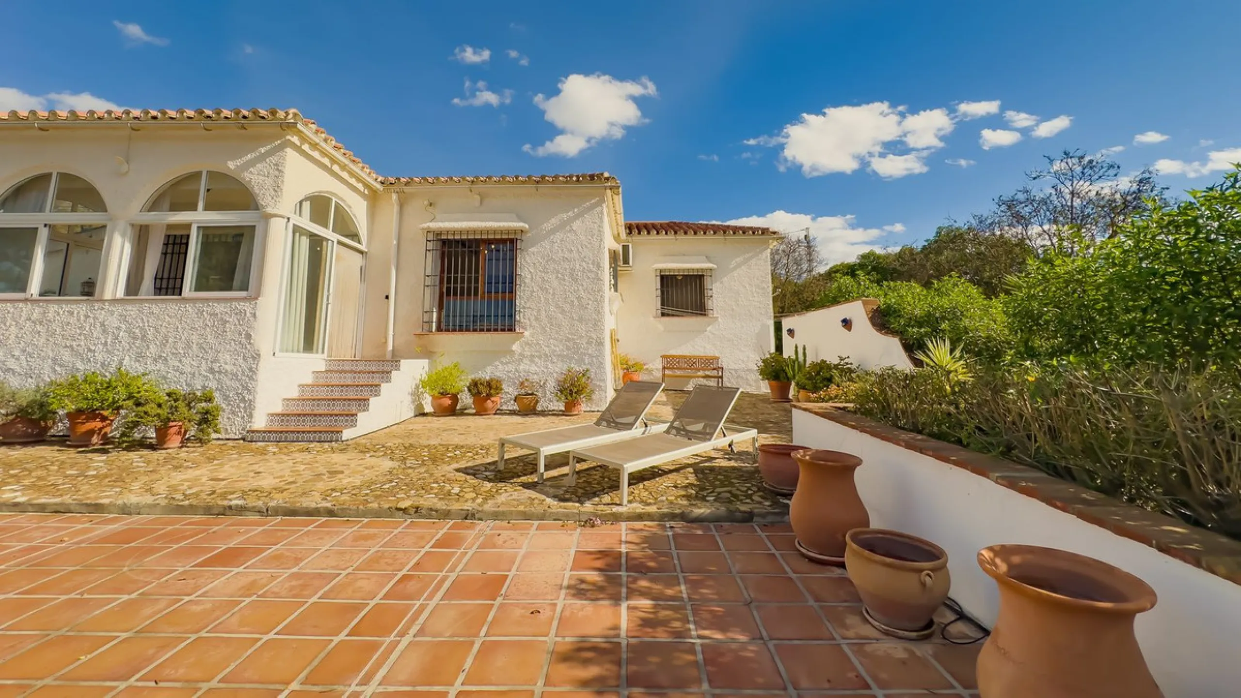 Charming detached house on a large plot with beautiful views, located in the quiet urbanization of Fuente Amarga (Almogía). The house is just a 15-minute drive from a village with all amenities, including shops, restaurants, banks, doctors, and schools.