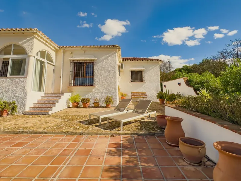 Charming detached house on a large plot with beautiful views, located in the quiet urbanization of Fuente Amarga (Almogía). The house is just a 15-minute drive from a village with all amenities, including shops, restaurants, banks, doctors, and schools.