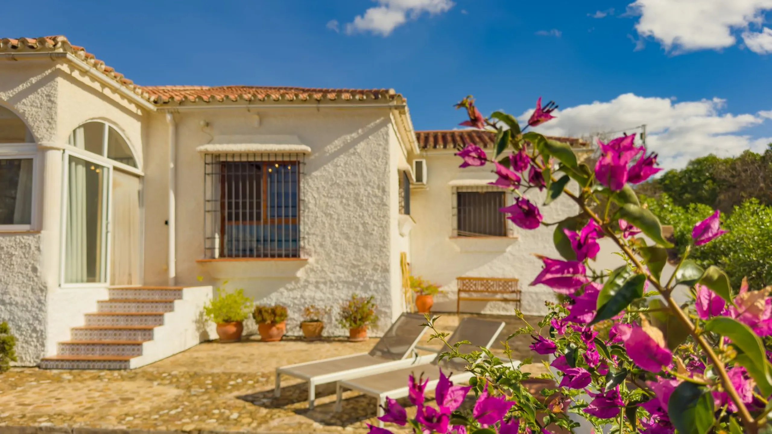 Charming detached house on a large plot with beautiful views, located in the quiet urbanization of Fuente Amarga (Almogía). The house is just a 15-minute drive from a village with all amenities, including shops, restaurants, banks, doctors, and schools.