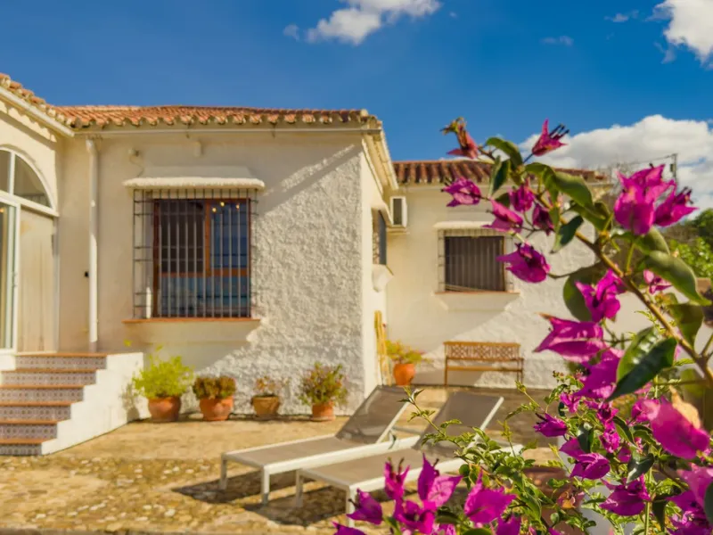 Charming detached house on a large plot with beautiful views, located in the quiet urbanization of Fuente Amarga (Almogía). The house is just a 15-minute drive from a village with all amenities, including shops, restaurants, banks, doctors, and schools.