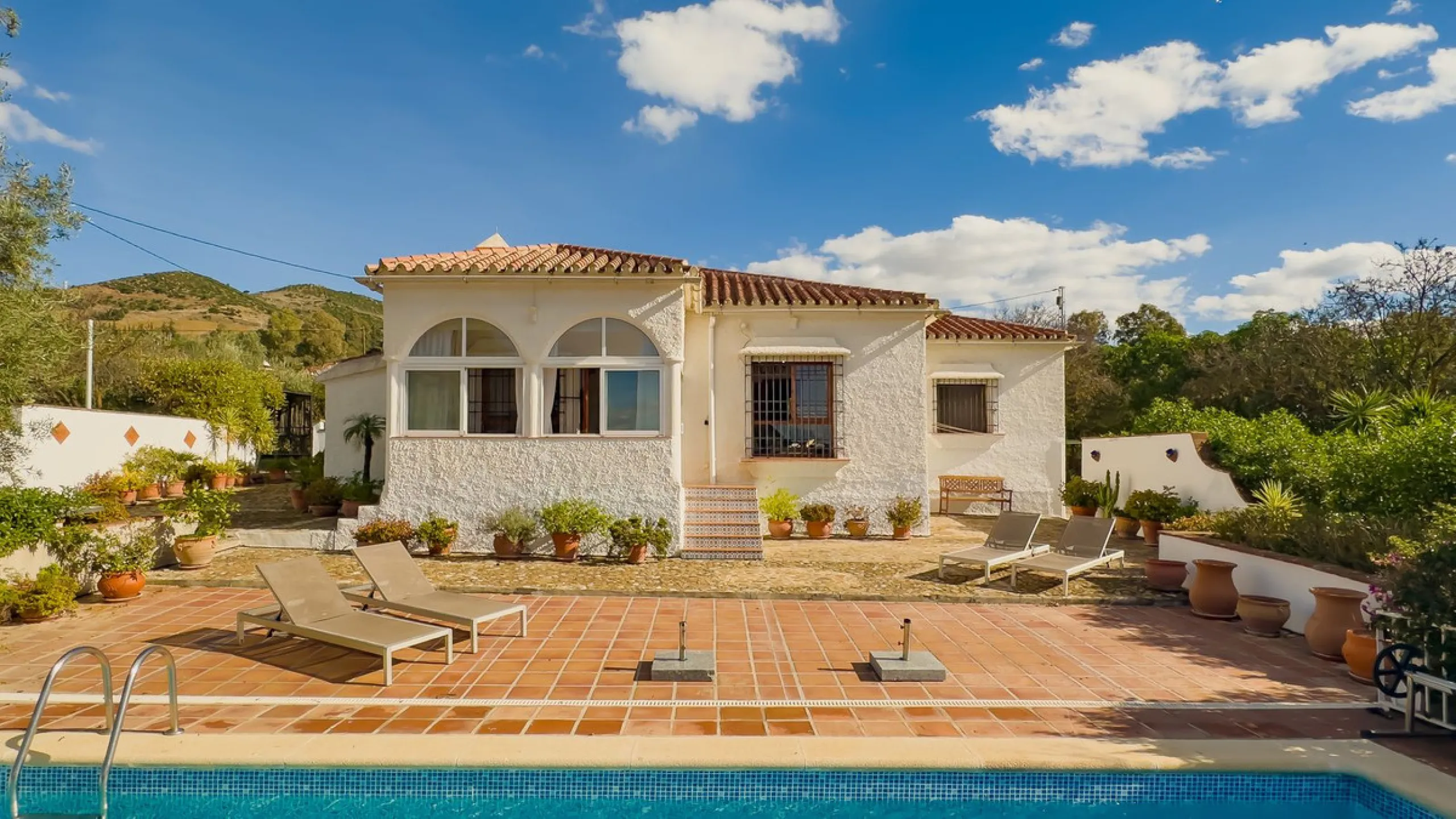 Charming detached house on a large plot with beautiful views, located in the quiet urbanization of Fuente Amarga (Almogía). The house is just a 15-minute drive from a village with all amenities, including shops, restaurants, banks, doctors, and schools.