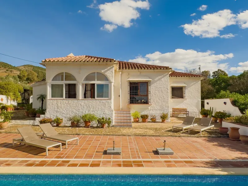 Charming detached house on a large plot with beautiful views, located in the quiet urbanization of Fuente Amarga (Almogía). The house is just a 15-minute drive from a village with all amenities, including shops, restaurants, banks, doctors, and schools.