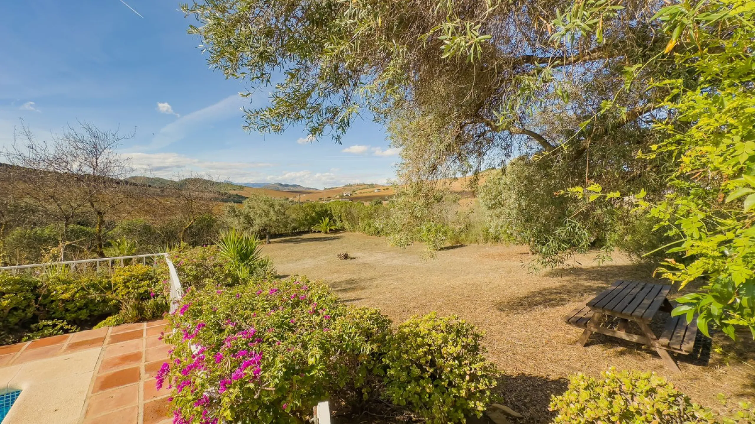 Charming detached house on a large plot with beautiful views, located in the quiet urbanization of Fuente Amarga (Almogía). The house is just a 15-minute drive from a village with all amenities, including shops, restaurants, banks, doctors, and schools.