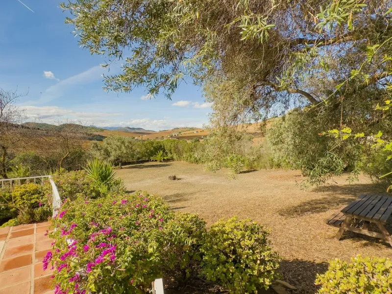 Charming detached house on a large plot with beautiful views, located in the quiet urbanization of Fuente Amarga (Almogía). The house is just a 15-minute drive from a village with all amenities, including shops, restaurants, banks, doctors, and schools.