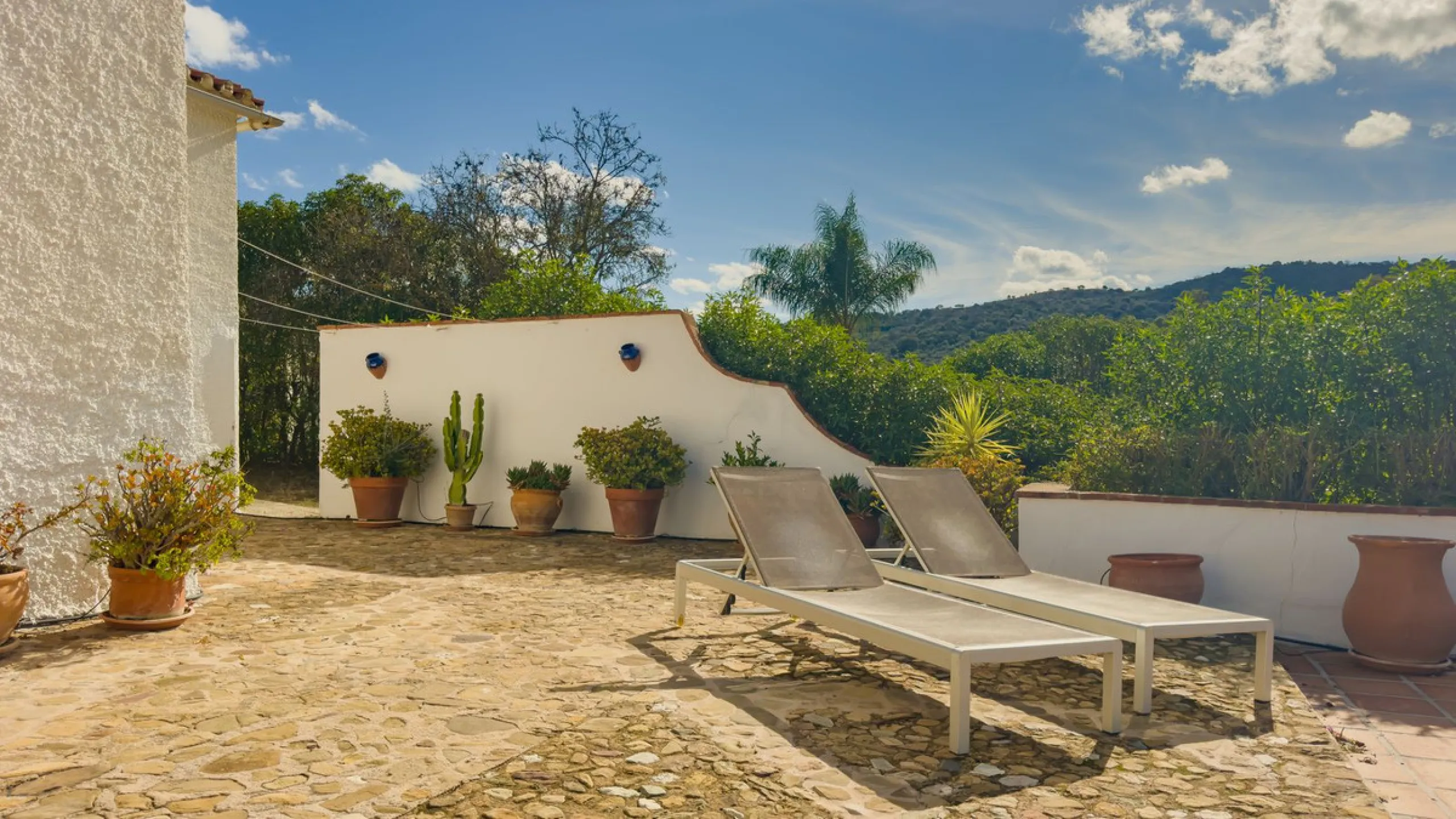 Charming detached house on a large plot with beautiful views, located in the quiet urbanization of Fuente Amarga (Almogía). The house is just a 15-minute drive from a village with all amenities, including shops, restaurants, banks, doctors, and schools.