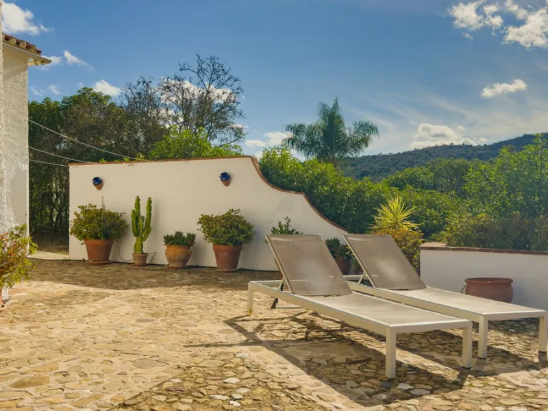 Charming detached house on a large plot with beautiful views, located in the quiet urbanization of Fuente Amarga (Almogía). The house is just a 15-minute drive from a village with all amenities, including shops, restaurants, banks, doctors, and schools.