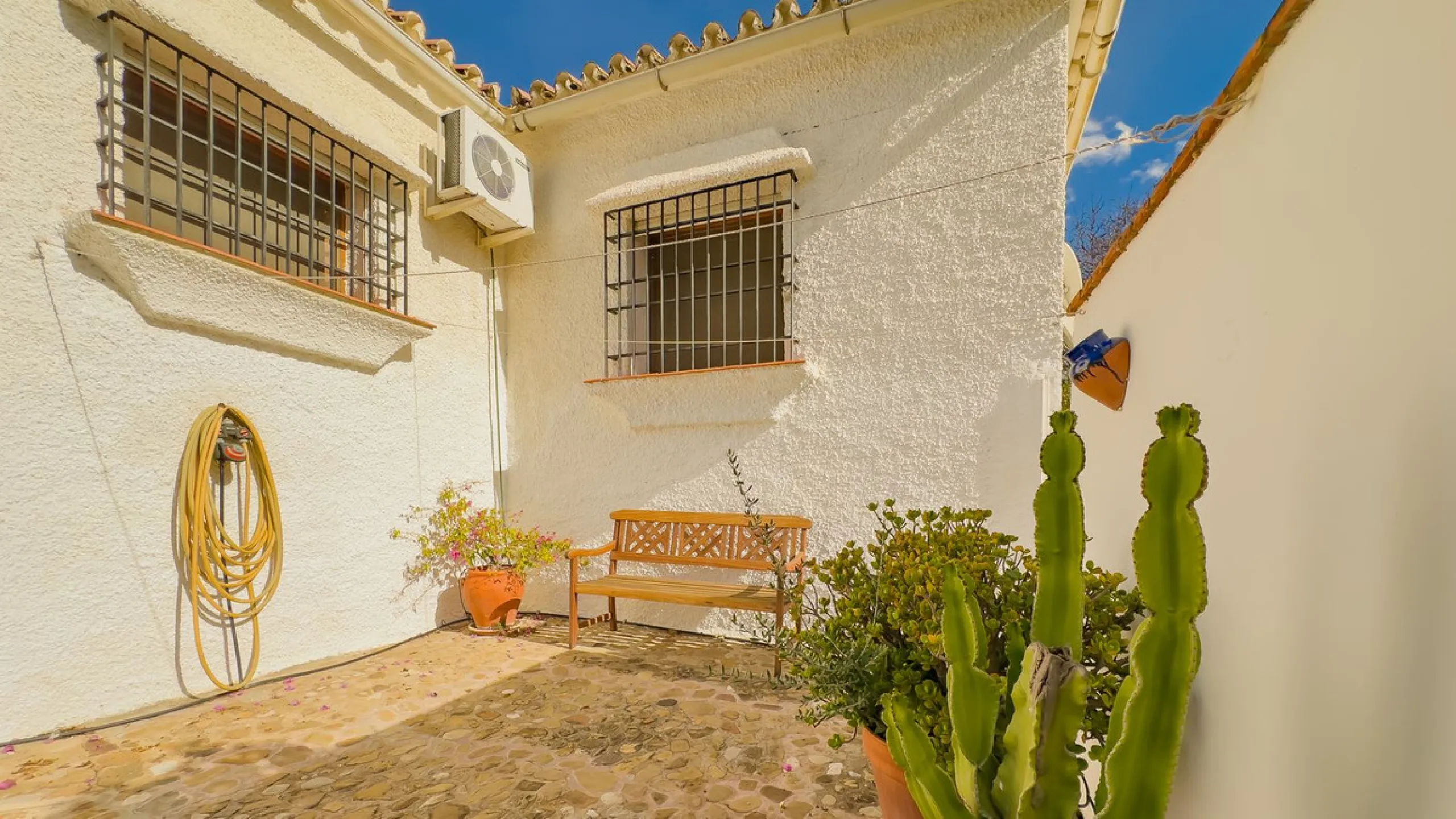 Charming detached house on a large plot with beautiful views, located in the quiet urbanization of Fuente Amarga (Almogía). The house is just a 15-minute drive from a village with all amenities, including shops, restaurants, banks, doctors, and schools.