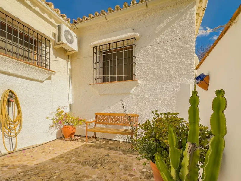 Charming detached house on a large plot with beautiful views, located in the quiet urbanization of Fuente Amarga (Almogía). The house is just a 15-minute drive from a village with all amenities, including shops, restaurants, banks, doctors, and schools.