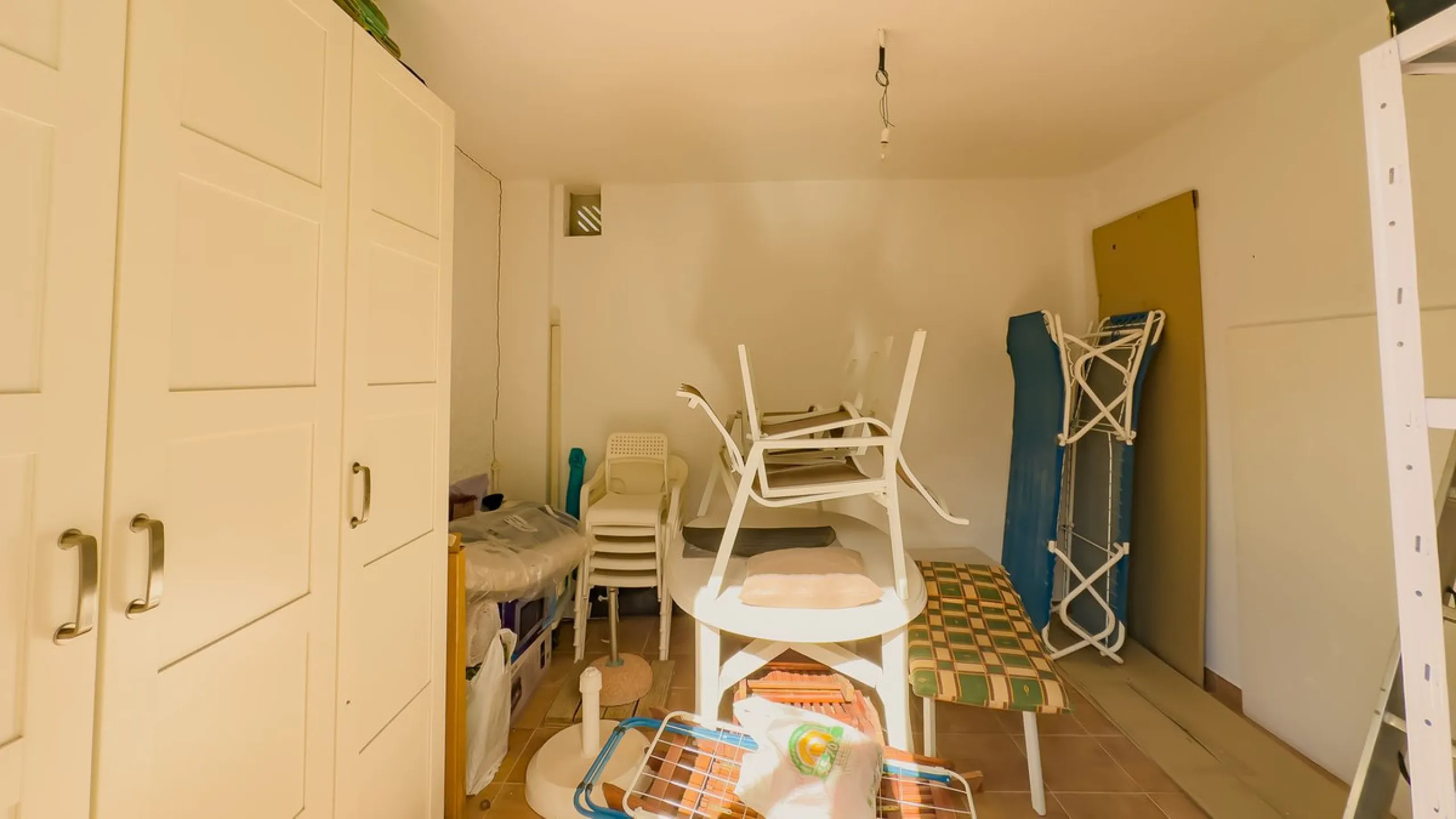 Charming detached house on a large plot with beautiful views, located in the quiet urbanization of Fuente Amarga (Almogía). The house is just a 15-minute drive from a village with all amenities, including shops, restaurants, banks, doctors, and schools.
