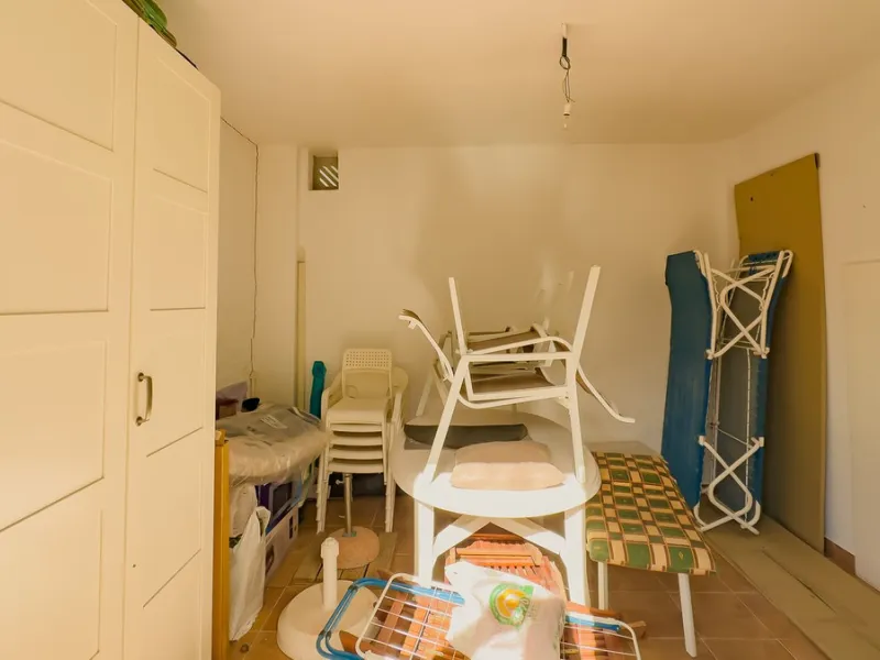 Charming detached house on a large plot with beautiful views, located in the quiet urbanization of Fuente Amarga (Almogía). The house is just a 15-minute drive from a village with all amenities, including shops, restaurants, banks, doctors, and schools.