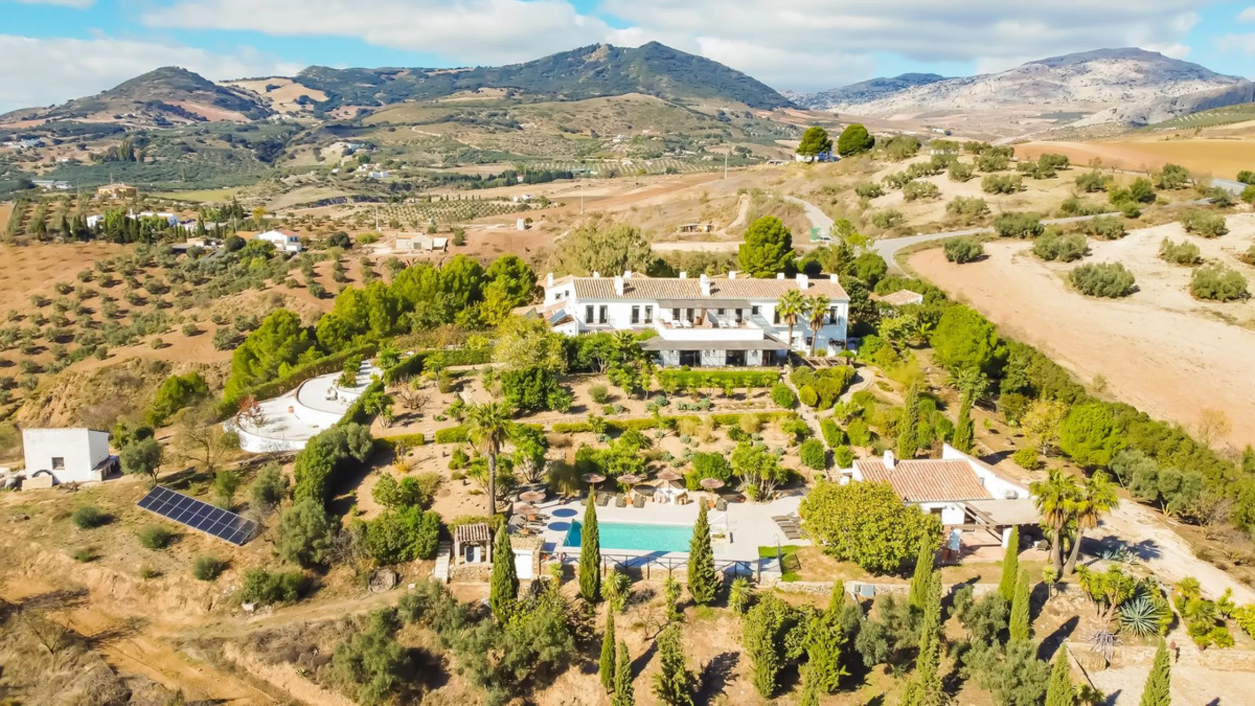 Commercial - Hotel в продаже в Villanueva De La Concepcion, Málaga. В доме 13 спален и 13 ванных комнат. Площадь дома 999 м². Площадь участка 50000 м²