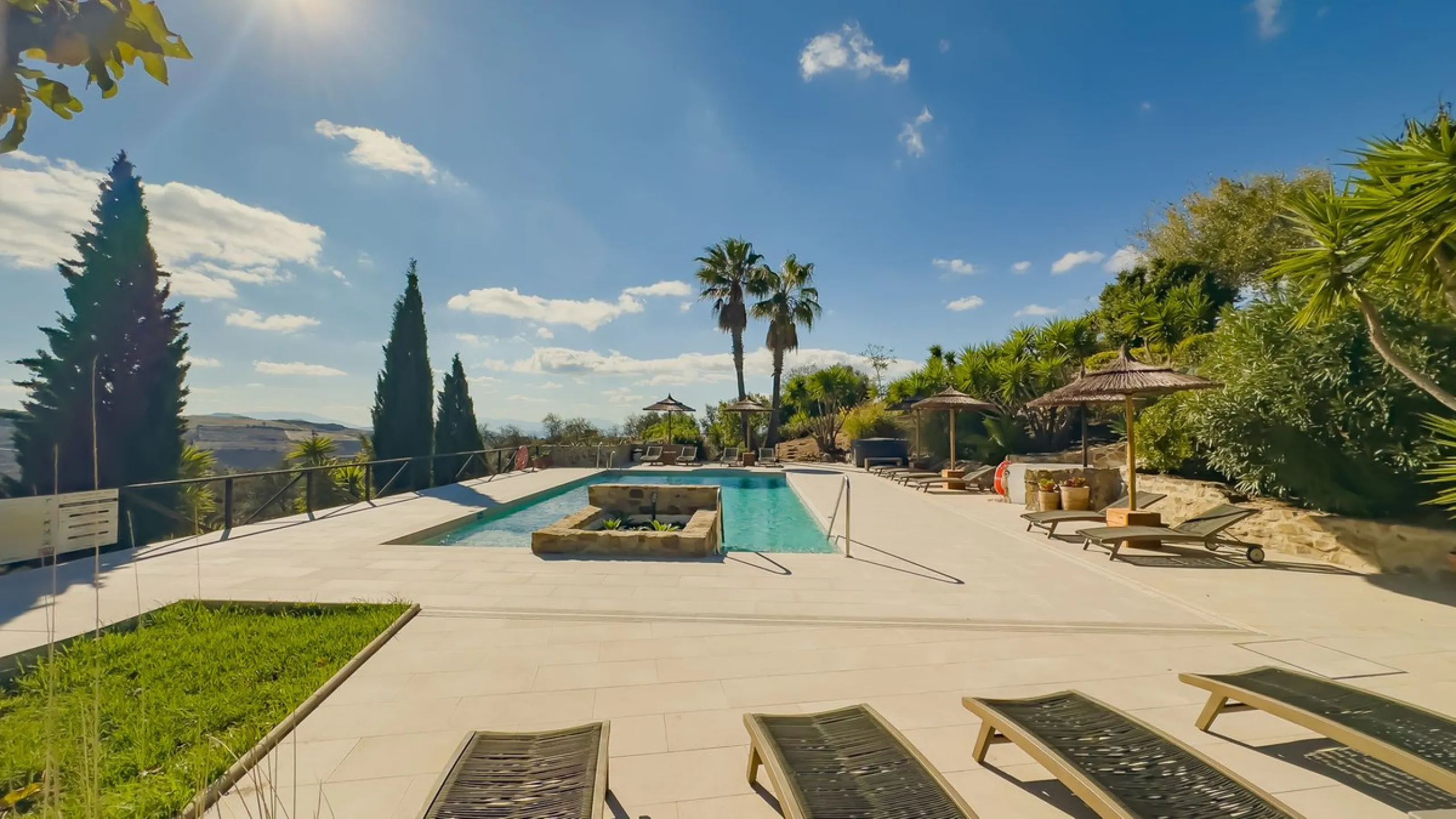 Commercial - Hotel в продаже в Villanueva De La Concepcion, Málaga. В доме 13 спален и 13 ванных комнат. Площадь дома 999 м². Площадь участка 50000 м²