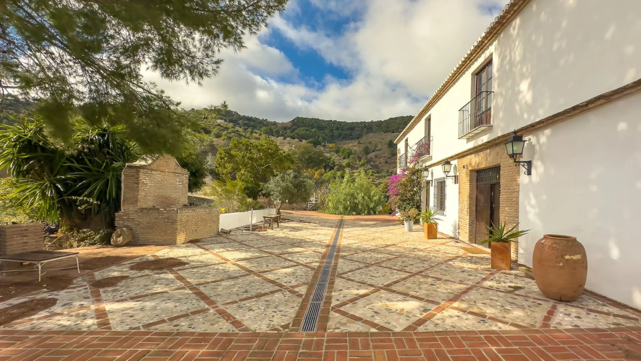 House - Finca - Cortijo в продаже в Málaga, Málaga. В доме 8 спален и 8 ванных комнат. Площадь дома 999 м². Площадь участка 3800 м²