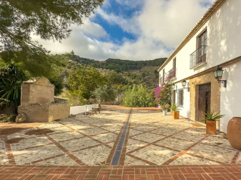 House - Finca - Cortijo в продаже в Málaga, Málaga. В доме 8 спален и 8 ванных комнат. Площадь дома 999 м². Площадь участка 3800 м²