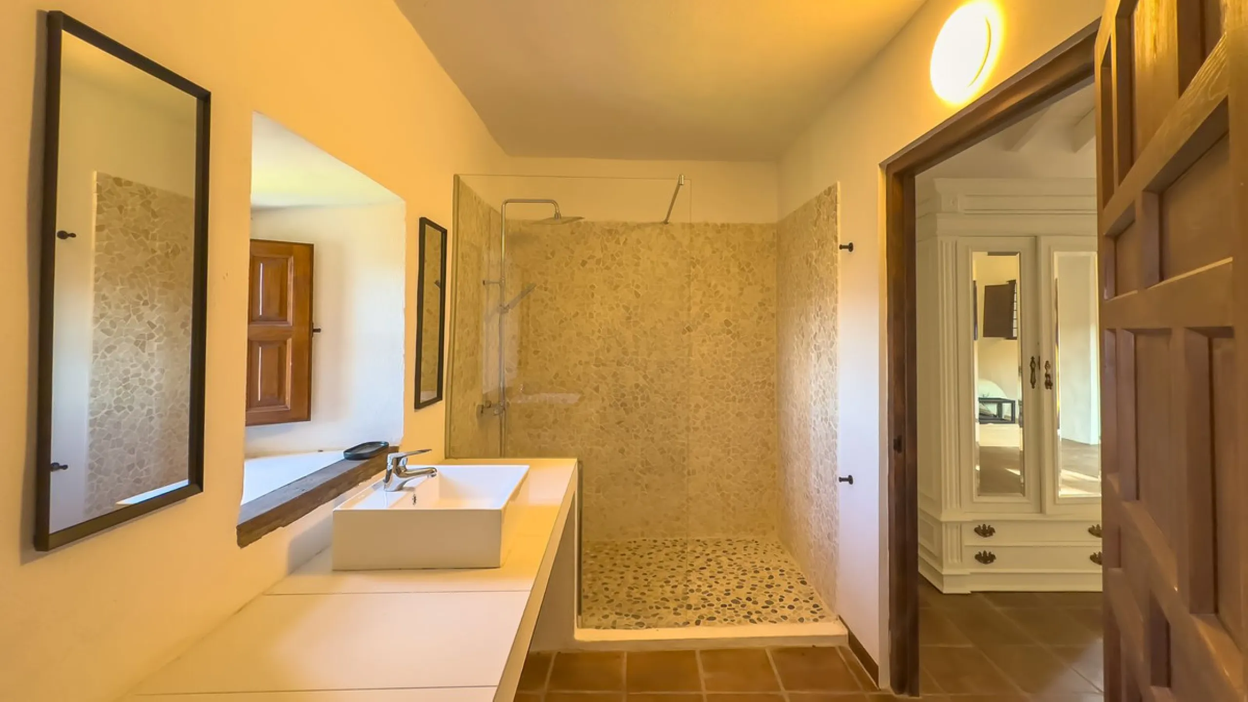 House - Finca - Cortijo в продаже в Málaga, Málaga. В доме 8 спален и 8 ванных комнат. Площадь дома 999 м². Площадь участка 3800 м²
