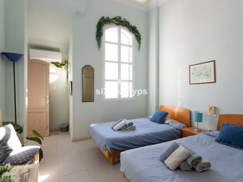 Große Villa in Torrox mit Tennisplatz und guten Geschäftsmöglichkeiten