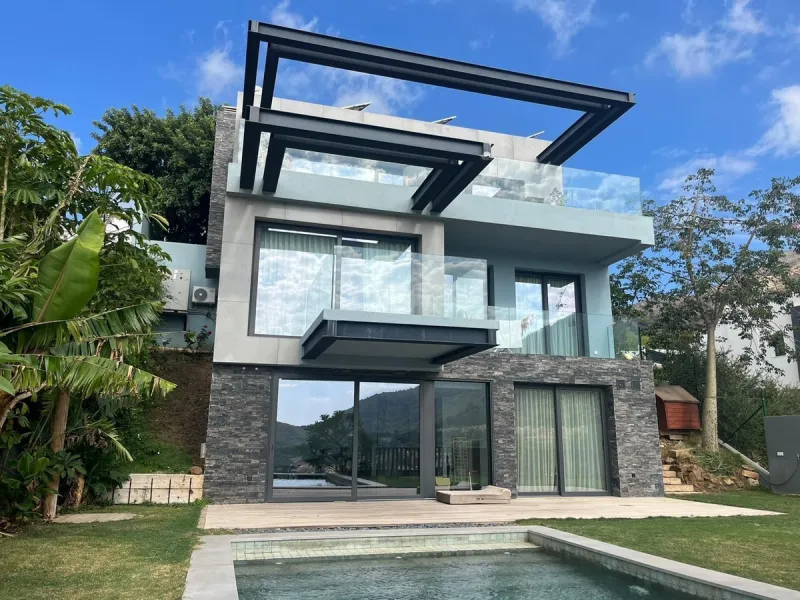 URB Buena Vista. Large villa with sea views in a contemporary style, completed in 2020. Great design and spectacular finishes and top quality materials. The villa has a plot of 600 M2 and a total constructed area of 300m2 on two floors plus a basement. It