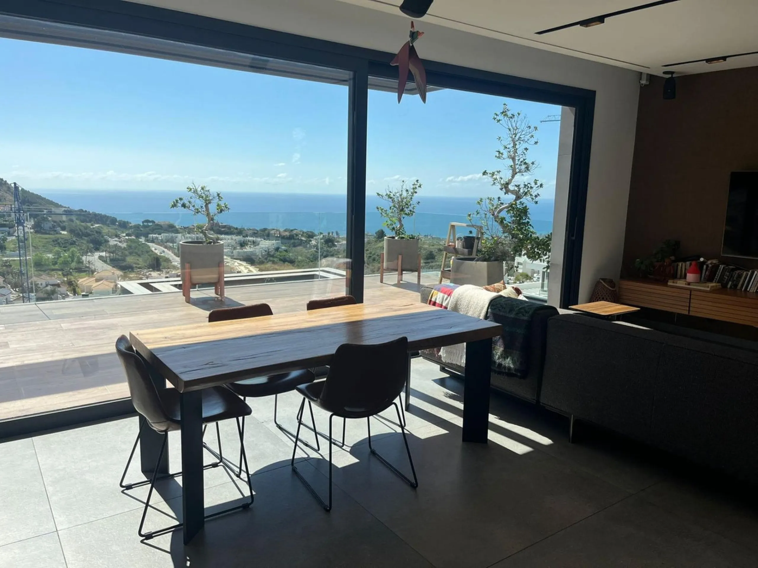 URB Buena Vista. Large villa with sea views in a contemporary style, completed in 2020. Great design and spectacular finishes and top quality materials. The villa has a plot of 600 M2 and a total constructed area of 300m2 on two floors plus a basement. It