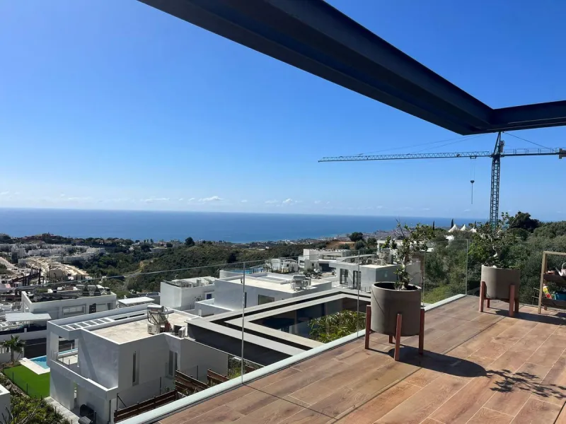 URB Buena Vista. Large villa with sea views in a contemporary style, completed in 2020. Great design and spectacular finishes and top quality materials. The villa has a plot of 600 M2 and a total constructed area of 300m2 on two floors plus a basement. It
