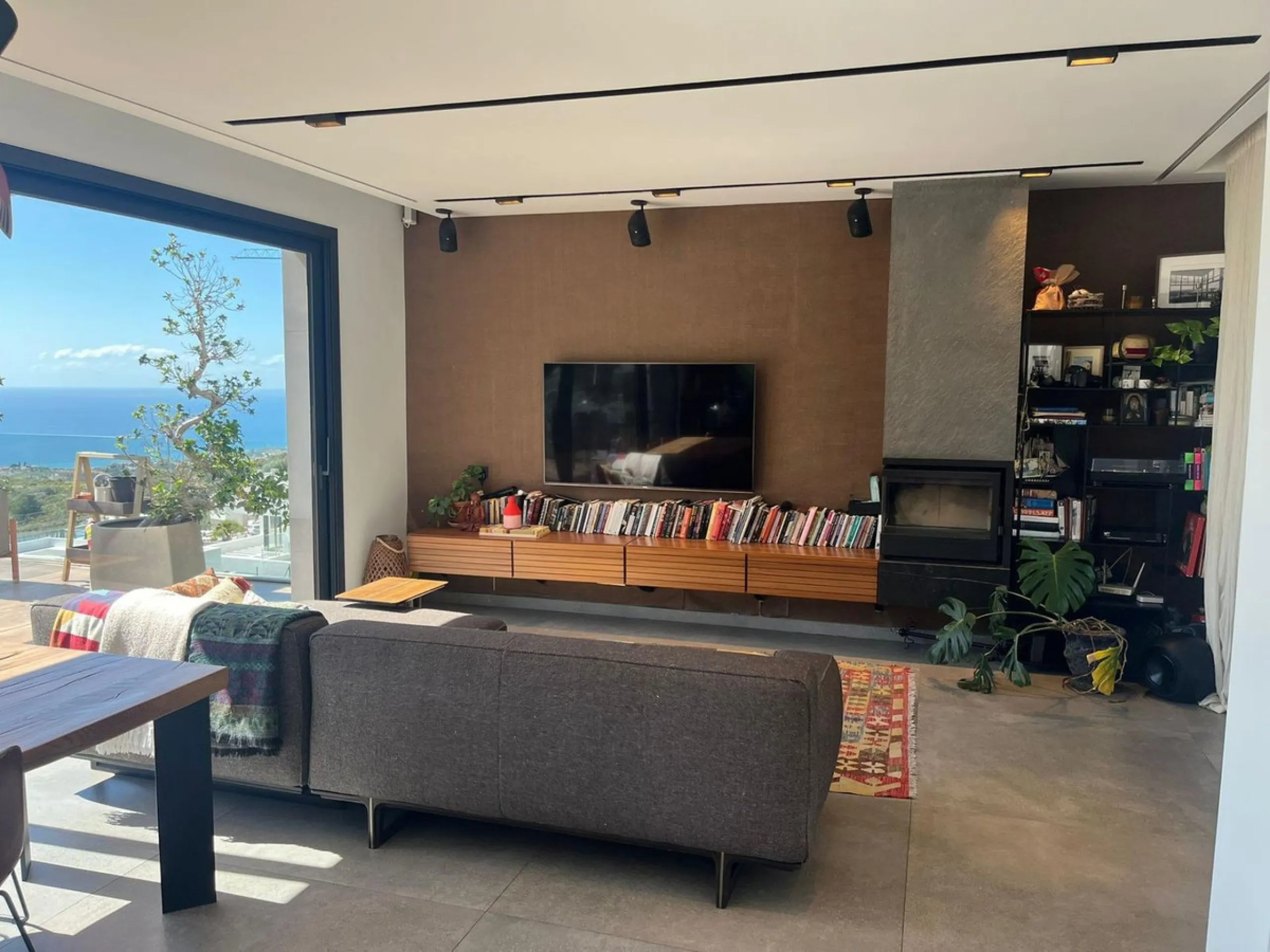 URB Buena Vista. Large villa with sea views in a contemporary style, completed in 2020. Great design and spectacular finishes and top quality materials. The villa has a plot of 600 M2 and a total constructed area of 300m2 on two floors plus a basement. It