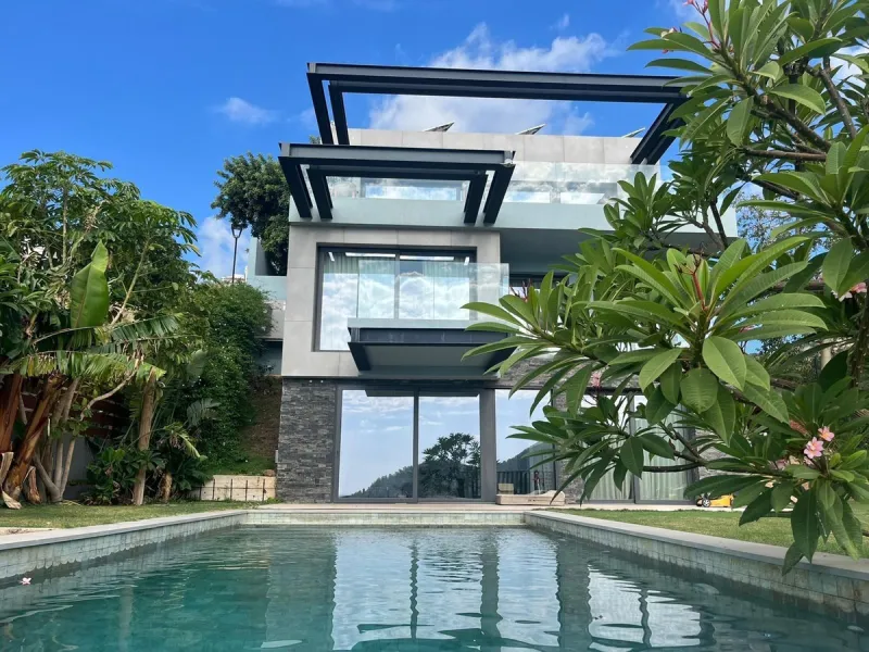 URB Buena Vista. Large villa with sea views in a contemporary style, completed in 2020. Great design and spectacular finishes and top quality materials. The villa has a plot of 600 M2 and a total constructed area of 300m2 on two floors plus a basement. It