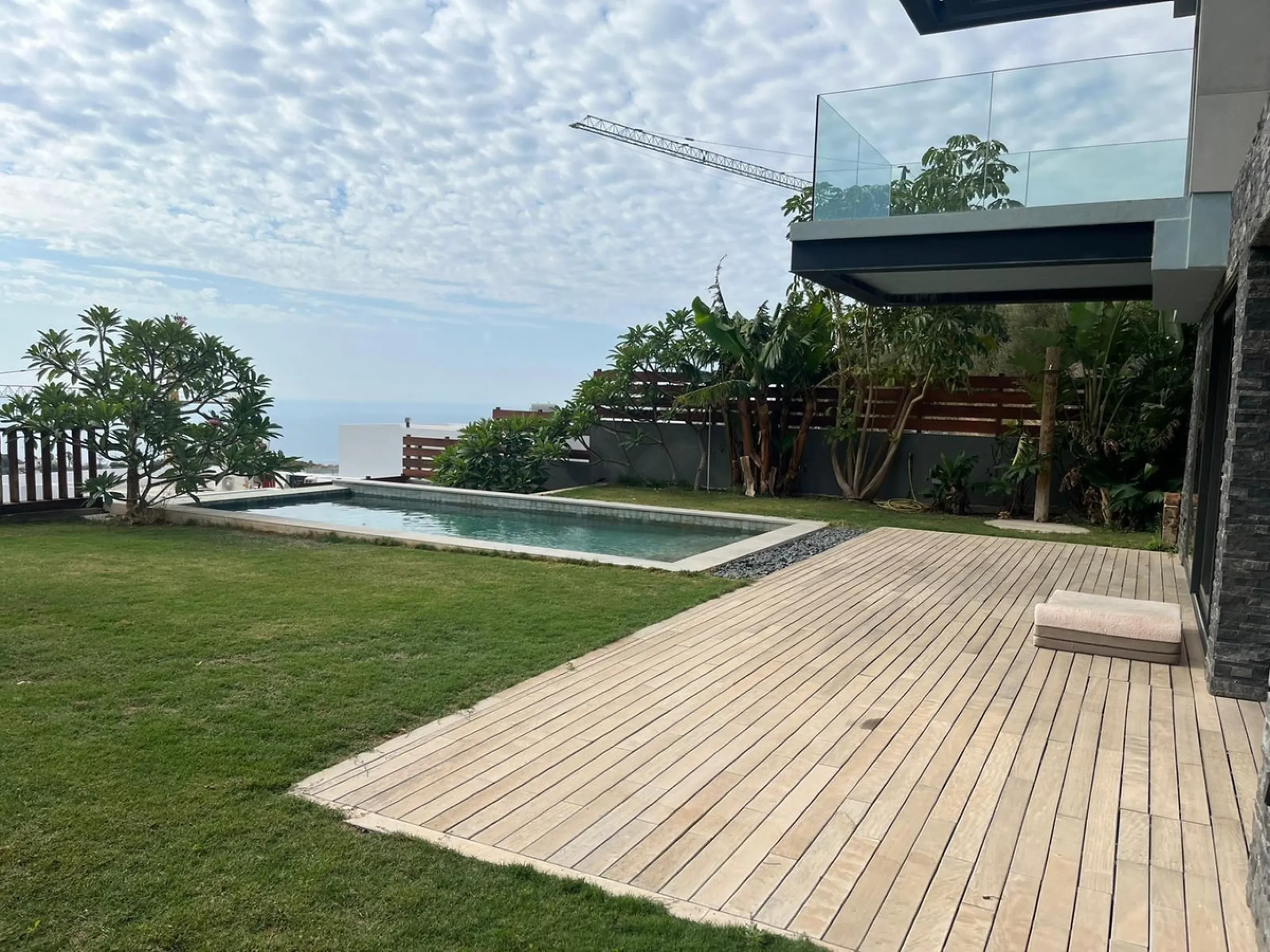 URB Buena Vista. Large villa with sea views in a contemporary style, completed in 2020. Great design and spectacular finishes and top quality materials. The villa has a plot of 600 M2 and a total constructed area of 300m2 on two floors plus a basement. It