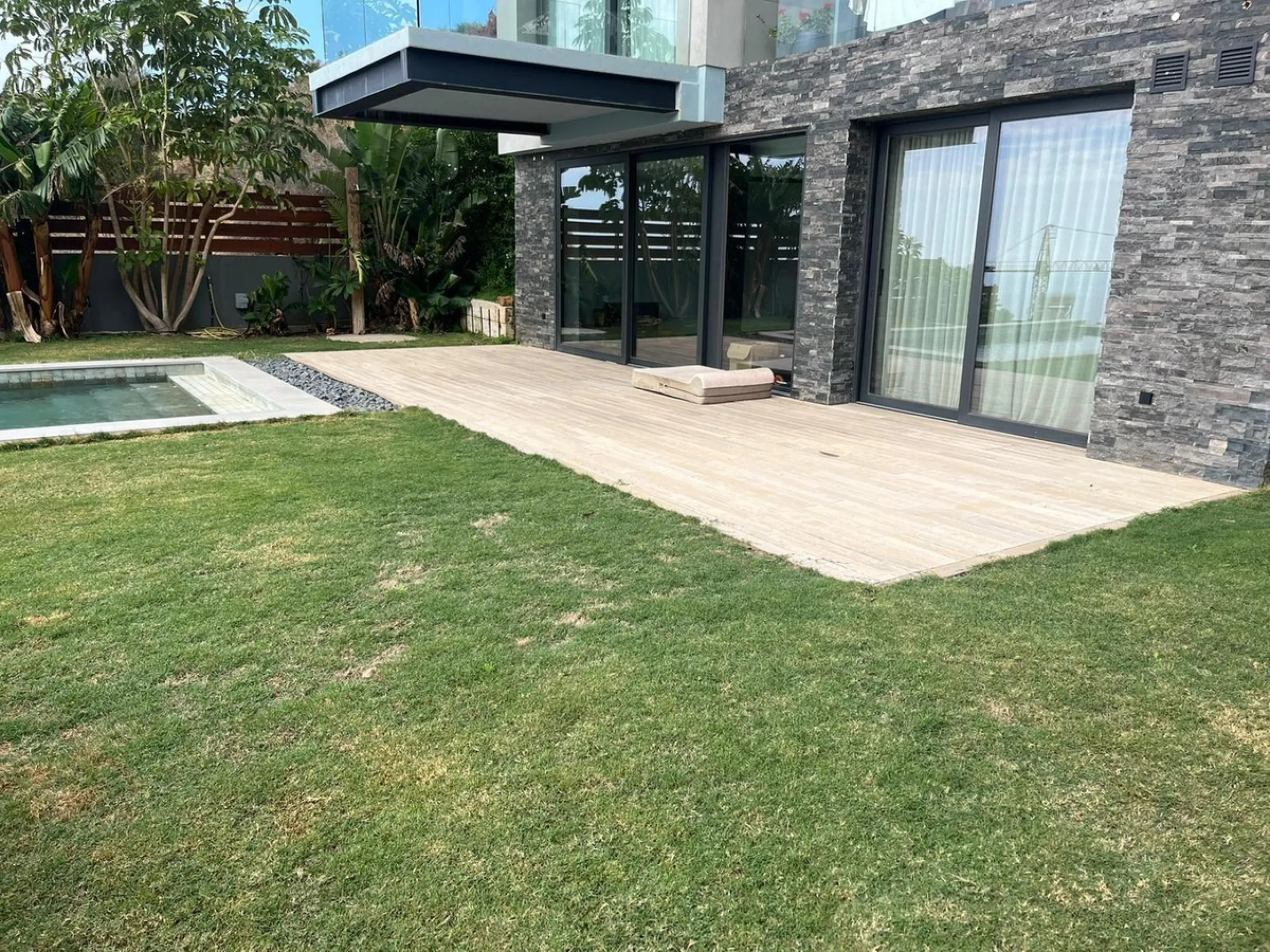 URB Buena Vista. Large villa with sea views in a contemporary style, completed in 2020. Great design and spectacular finishes and top quality materials. The villa has a plot of 600 M2 and a total constructed area of 300m2 on two floors plus a basement. It