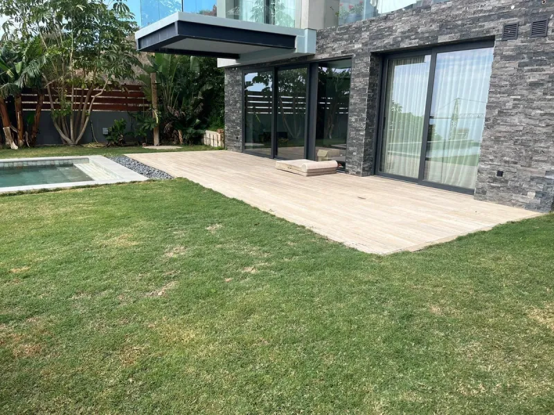 URB Buena Vista. Large villa with sea views in a contemporary style, completed in 2020. Great design and spectacular finishes and top quality materials. The villa has a plot of 600 M2 and a total constructed area of 300m2 on two floors plus a basement. It