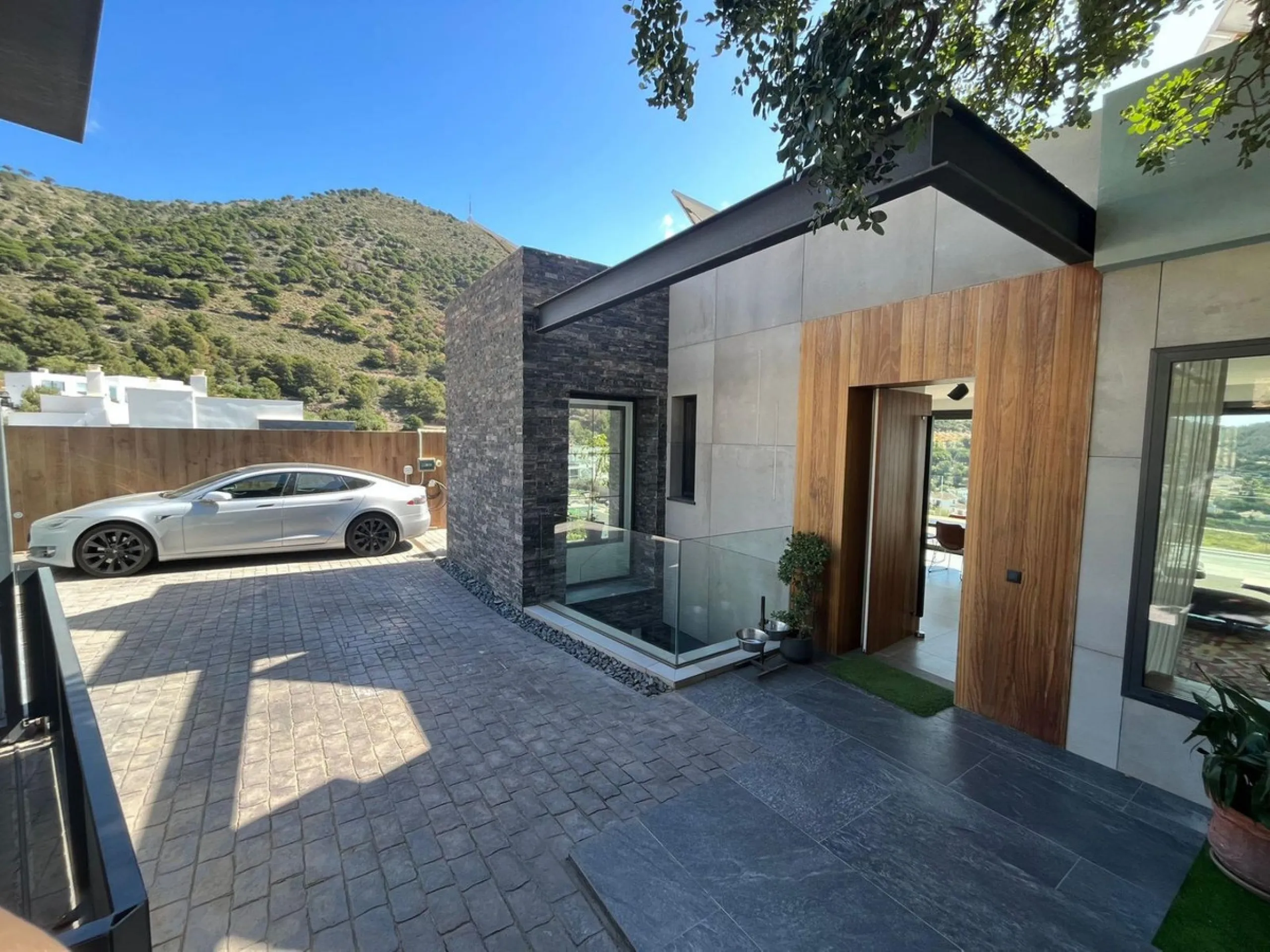URB Buena Vista. Large villa with sea views in a contemporary style, completed in 2020. Great design and spectacular finishes and top quality materials. The villa has a plot of 600 M2 and a total constructed area of 300m2 on two floors plus a basement. It