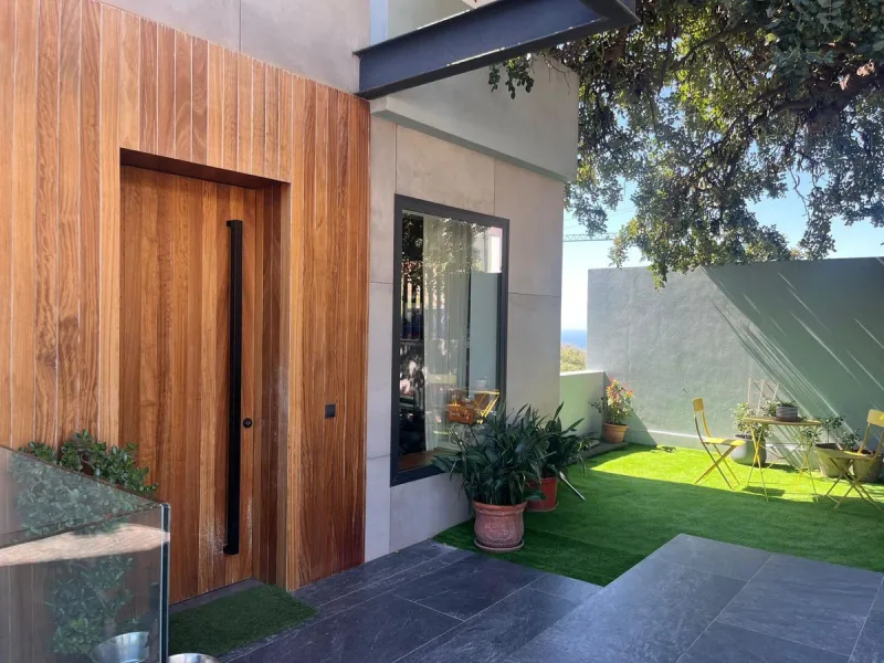 URB Buena Vista. Large villa with sea views in a contemporary style, completed in 2020. Great design and spectacular finishes and top quality materials. The villa has a plot of 600 M2 and a total constructed area of 300m2 on two floors plus a basement. It